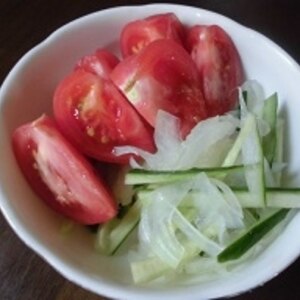 新玉ねぎ胡瓜トマトの三色サラダ
